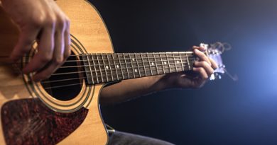 cuanto se tarda en aprender a tocar la guitarra