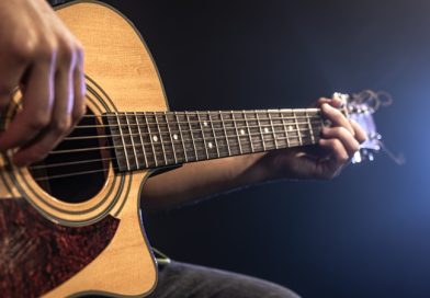 cuanto se tarda en aprender a tocar la guitarra